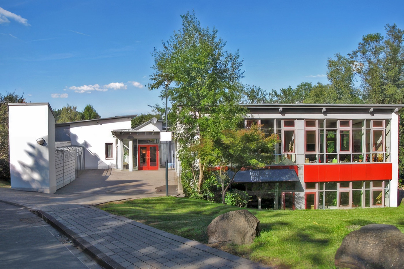 Die GGS Nümbrecht – Schulgebäude mit grünem Außengelände